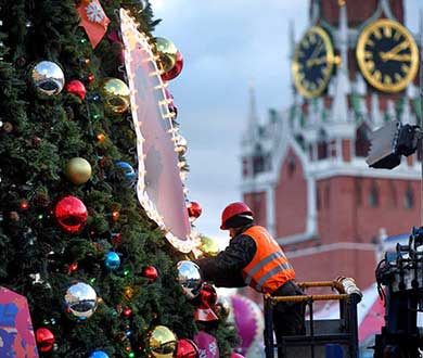 Монтаж больших ёлок в Усть-Каменогорске